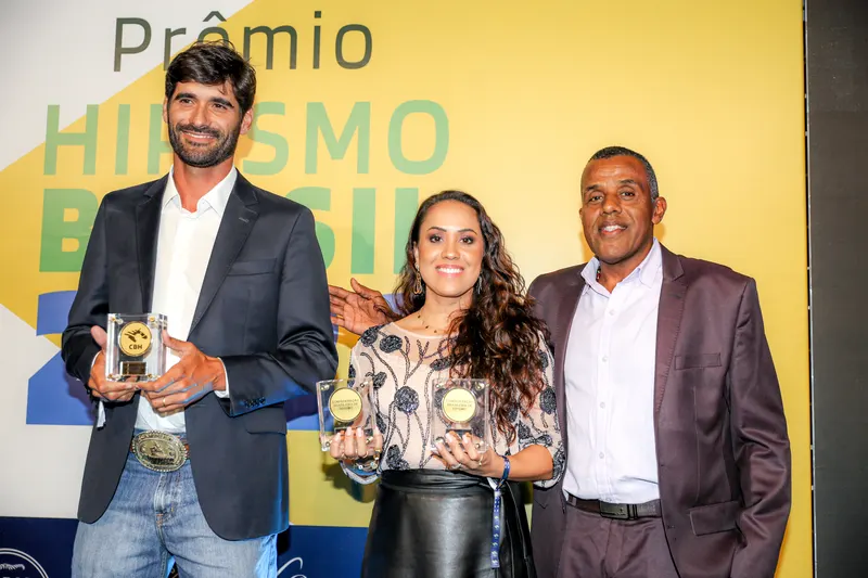 ENTREGA DE PREMIAÇÃO AOS CAMPEÕES DO I CAMPEONATO BRASILEIRO DE TRÊS TAMBORES